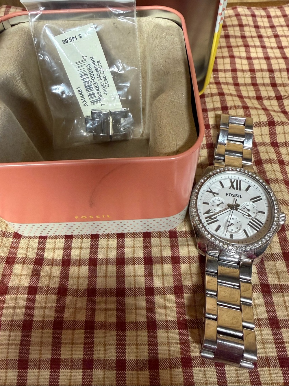 Ladies silver fossil watch with box and additional links. (Needs battery)